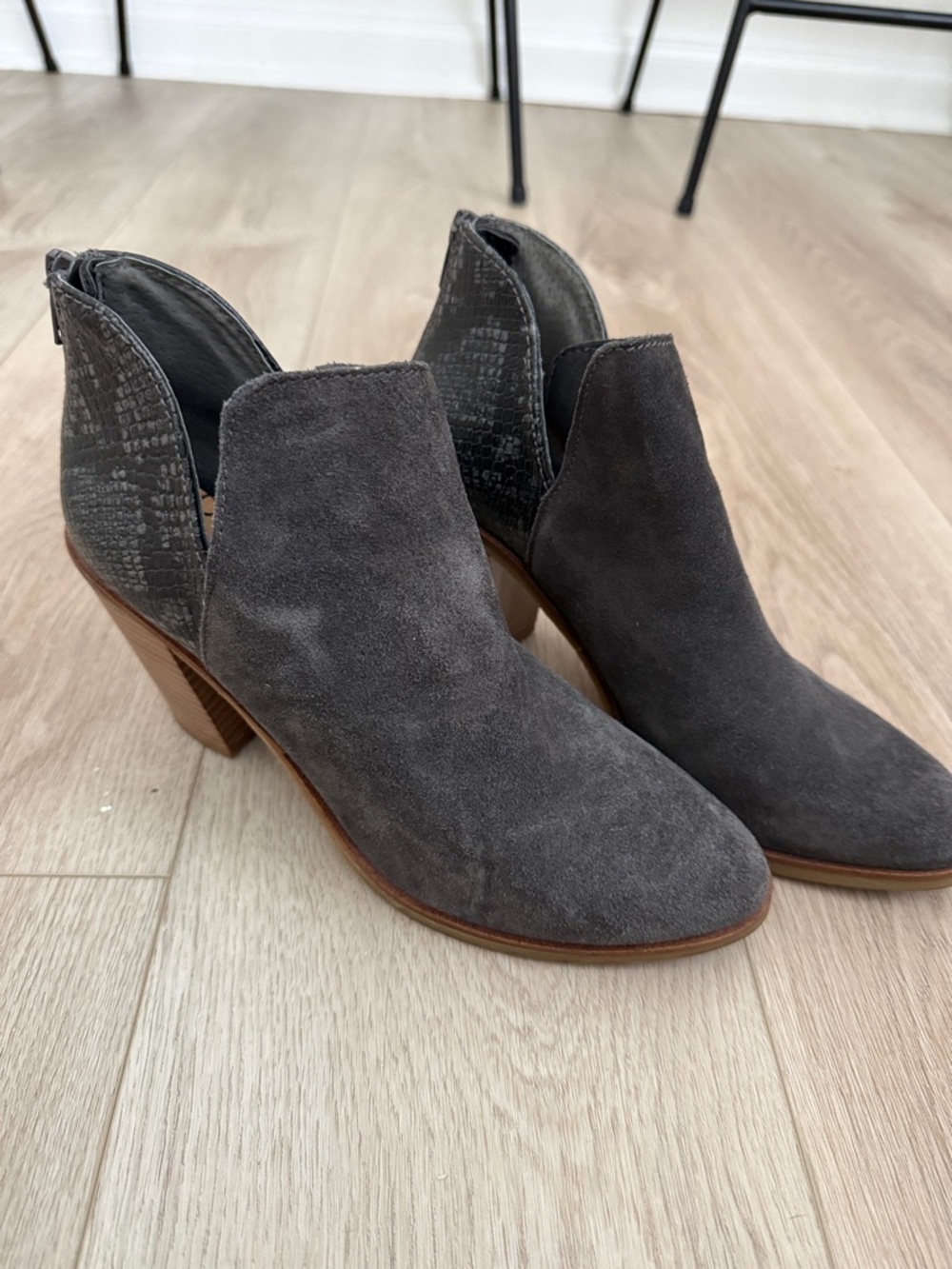 DV8 by Dolce Vita Ankle Booties Size 7.5 Grey Suede Block Heel Cutout